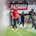Jair Ventura cita chances criadas pelo Vitória e defende Arcanjo imagem
