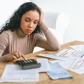 Mais da metade dos trabalhadores termina o mês sem dinheiro e estressada imagem