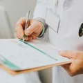 Médica é presa na Bahia em operação contra venda de diplomas falsos imagem