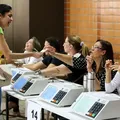 Mesários começam a ser convocados; saiba como consultar imagem