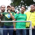 Michelle aceita desculpas de Flávio Bolsonaro e abre diálogo: “Coragem” imagem