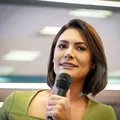 Justiça Eleitoral suspende propaganda de Michelle com imagem de Bolsonaro imagem