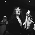 Mônica Salmaso une música erudita e popular em estreia imperdível imagem