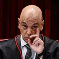 Moraes manda suspender “penduricalhos” pagos a juízes de 7 tribunais imagem