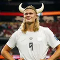 Haaland impressiona ao raspar o cabelo e recebe crítica de ídolo: "Que merd*" imagem