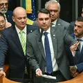 Na Bahia Farm, o show da política tem Flávio Bolsonaro, Lula e etc imagem