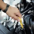 Óleo escuro no motor? Entenda o mito que faz você jogar dinheiro fora imagem