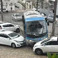 Ônibus invade estacionamento da Ufba em Salvador imagem