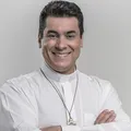 Padre viraliza ao dar conselho inusitado a noiva antes do casamento: "Abre o olho" imagem