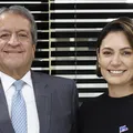 PL tenta convencer Michelle a ajudar campanha de Flávio Bolsonaro imagem