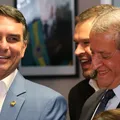 Presidente do PL tenta enterrar crise entre Flávio e Michelle: "Bolsonaro sempre faz melhor escolha" imagem