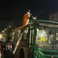 Protesto de um homem só: rodoviário em teto de ônibus é resgatado por bombeiros imagem