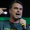 Flávio Bolsonaro declara patrimônio quase 2 vezes maior que o de Lula imagem