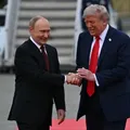 Trump fala com Putin por 90 minutos e oferece ajuda para guerra imagem