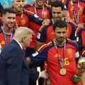 Trump se recusa a deixar pódio da Espanha após final da Copa imagem