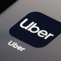 Uber é multada em R$ 5 bi por punir motoristas sem supervisão humana imagem