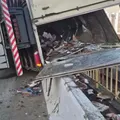 VÍDEO: Carga de morangos é saqueada após caminhão tombar na BR-324 imagem