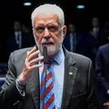 Wagner confirma candidatura ao Senado após ser alvo de busca e apreensão imagem