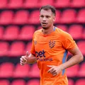 Zagueiro emprestado pelo Vitória tem contrato rescindido e deixa clube imagem