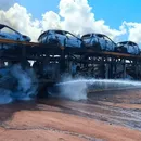 Caminhão que carregava 11 carros da BYD pega fogo na Bahia