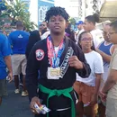 Jovem lutador de jiu-jitsu vende bala no 2 de Julho para competir na Europa