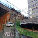 Motorista perde controle e carro cai de viaduto em Salvador