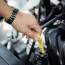 Óleo escuro no motor? Entenda o mito que faz você jogar dinheiro fora