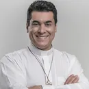 Padre viraliza ao dar conselho inusitado a noiva antes do casamento: "Abre o olho"