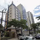 Peça de metal despenca de edifício e atinge carro em Salvador