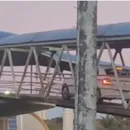Vídeo: carro invade passarela de pedestres na Avenida Paralela