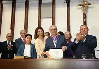 Adolfo Menezes entrega Comenda Dois de Julho a Florisvaldo Mattos