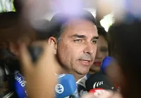 Flávio Bolsonaro reage à Operação Wi-Fi e blinda filme sobre o pai