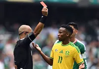 Árbitro brasileiro expulsa três e quebra recorde na estreia da Copa