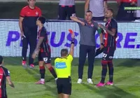 Árbitro vai ao VAR e expulsa dois jogadores do Vitória no mesmo lance