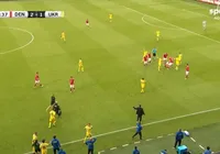 Vídeo: Astro dinamarquês desmaia em campo e amistoso é encerrado; assista