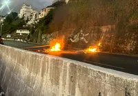 Avenida Contorno é bloqueada por manifestantes após ação da PM na Gamboa