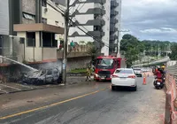 Vídeo: carro pega fogo, desce ladeira desgovernado e atinge ônibus em Brotas