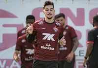 Troca entre Leões: lateral deixa o Vitória e reforça rival nordestino