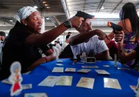 Dos celulares para a mesa: jogos de tabuleiro voltam a unir famílias