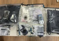 Duas pessoas são presas suspeitas de tráfico de drogas em condomínio de luxo
