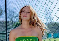 Em clima de Copa, Paolla Oliveira posa de biquíni verde e amarelo