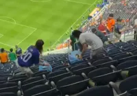 Exemplo! Torcida do Japão limpa estádio após jogo da Copa do Mundo