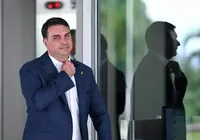 Flávio Bolsonaro empurra definição de vice para final do prazo