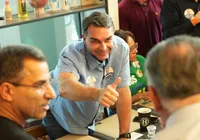 Flávio Bolsonaro declara apoio a Eduardo Cunha, preso por corrupção