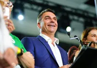 Flávio adota estratégia diferente de Bolsonaro para a Presidência