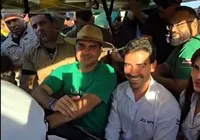 Flávio Bolsonaro é recebido por apoiadores na visita a Bahia Farm Show