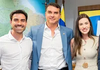 Flávio Bolsonaro é recebido por Junior e Cinthya Marabá na Bahia Farm