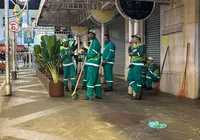 Garis cruzam os braços no São João do Pelourinho e lixo se acumula