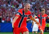 Haaland repete feito de lendas da Copa do Mundo ao brilhar na estreia
