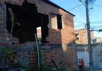 Imóvel desaba parcialmente no Lobato; moradores devem evitar área